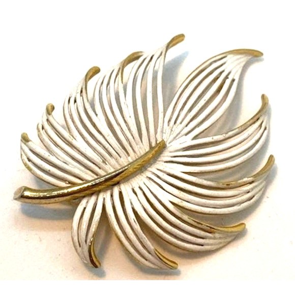 Vintage Mid Century Goldtone & White Enamel Brooch Mod Retro Leaf Shaped Pin - Picture 1 of 5